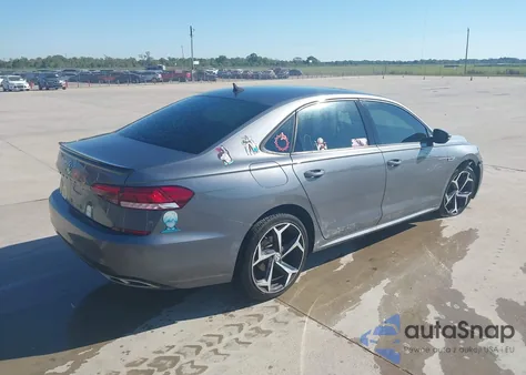 2020 Volkswagen Passat 2.0T R-Line z USA, uszkodzony, nr VIN 1VWMA7A35LC025377